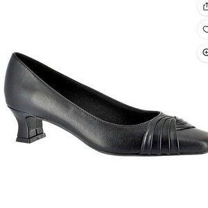 New in box woman’s Easy Street Black Tidal Heels size 11 wide